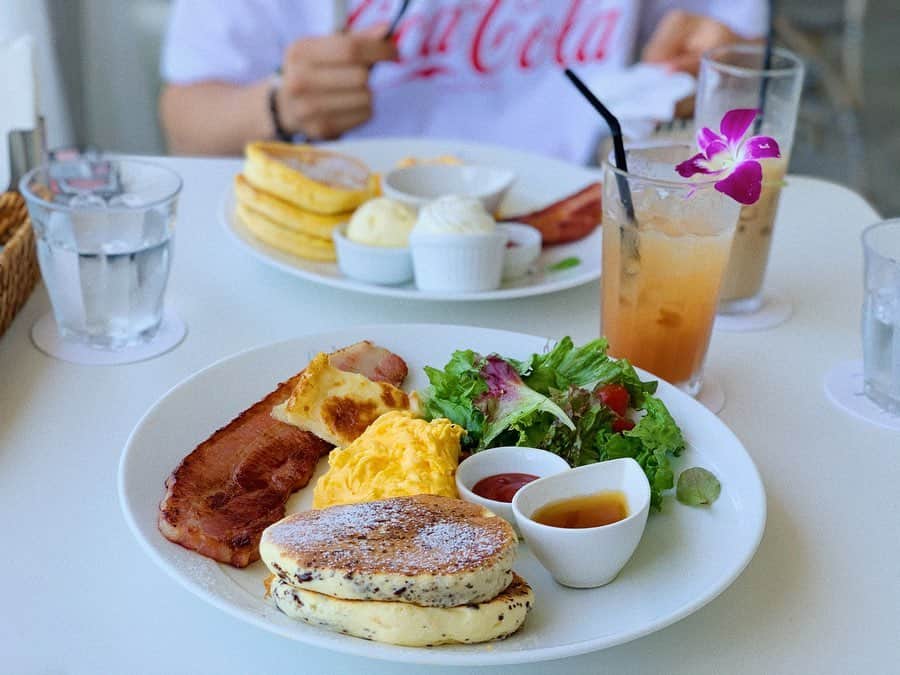 Karunaさんのインスタグラム写真 - (KarunaInstagram)「🍹🥗🥓🥞🌴 チョコチップとフレンチのパンケーキが 美味しくて大満足な朝ごはんでした👩🏻‍🍳🍽 アメリカンビレッジに行かれる際は是非🤍 #seasidecafehanon #沖縄 #思い出投稿」2月19日 23時47分 - karuna0520