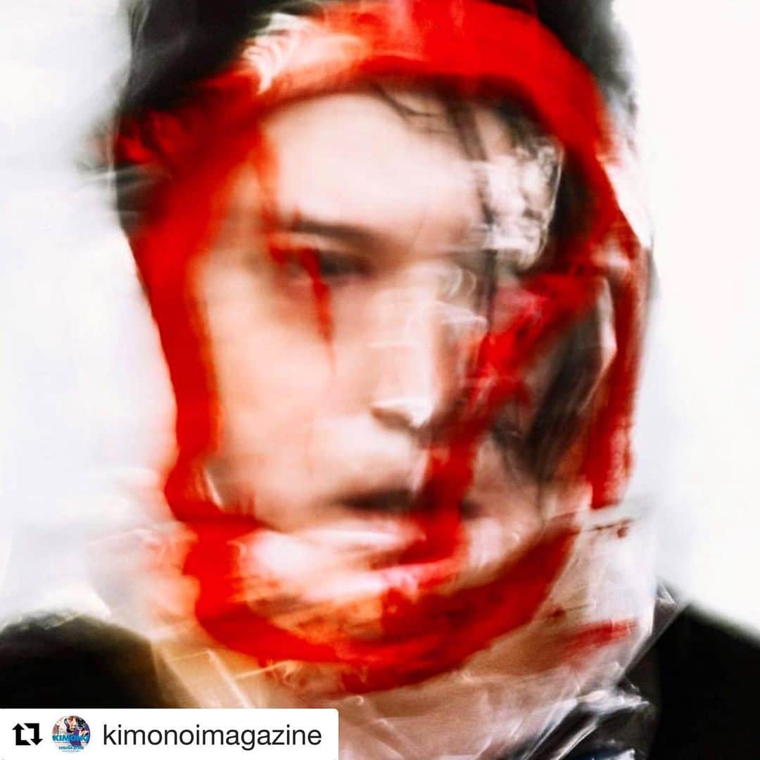 渋谷慶一郎のインスタグラム：「ロシアのカルチャーマガジン、Kimono Magazineのインタビューを受けました。 Photography by @ronaldstoops  I was interviewed by Kimono Magazine, a Russian culture magazine.  #Repost @kimonoimagazine with @get_repost ・・・ — Как вы пришли к идее создать оперу с роботом и что вдохновило вас? ⠀ ⠀ — В сознании людей, особенно европейцев, закрепился образ оперы как музыкального произведения, исполняемого исключительно людьми. Я вдохновился идеей изменить этот шаблон и решил создать оперу, в которой ключевую роль будет выполнять не человек, а робот. Я хотел показать реальность, в которой человечество зависит от технологий настолько, что не может обойтись без них. В опере Scary Beauty робот Alter 3 играет ключевую роль и решает, каким будет темп и эмоциональная сторона исполнения. Оркестру остается лишь смириться и подчиниться командам робота. Это своего рода метафора нашей реальности — зависимости людей от машин и технологического прогресса. ⠀ ⠀ Из интервью с композитором Кэйитиро Сибуя @keiichiroshibuy в KIMONO №18. #кимоногерои ⠀ __________ ⠀ Текст: Ольга Юханова ⠀ Фото: @keiichiroshibuy, @stefvanlooveren ⠀ __________ ⠀ #kimonoimagazine #журналкимоно #япония」