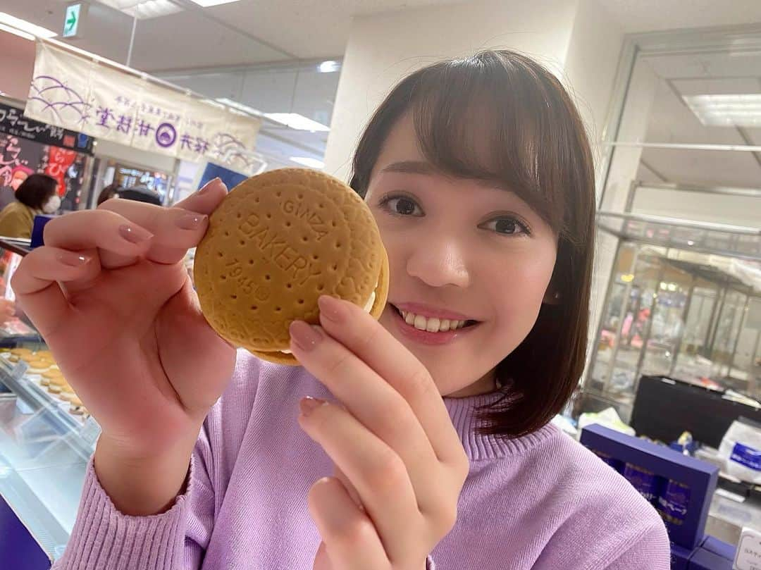 石橋美希さんのインスタグラム写真 - (石橋美希Instagram)「川徳で開催中の 「全国うまいもの大会」を取材してきました🦀  北海道から九州まで 全国各地のうまいものが勢ぞろい😋🍰🍩🍡 東京からは 「カステラビスケットサンド」が初登場です🌟 「たべっこどうぶつ」でお馴染み！ ギンビスゆかりの菓子店が販売しています🐼  ビスケットなのにふわふわ〜な生地に 生クリームがたっぷりサンドされていて新食感💓  大阪出店「かみなり小僧」もおすすめです♡  2月25日まで開かれています🌟  #川徳 #全国うまいもの大会 #ギンビス #カステラビスケットサンド #めんこいテレビ #アナウンサー #石橋美希」2月19日 23時53分 - miki_ishibashi_mit