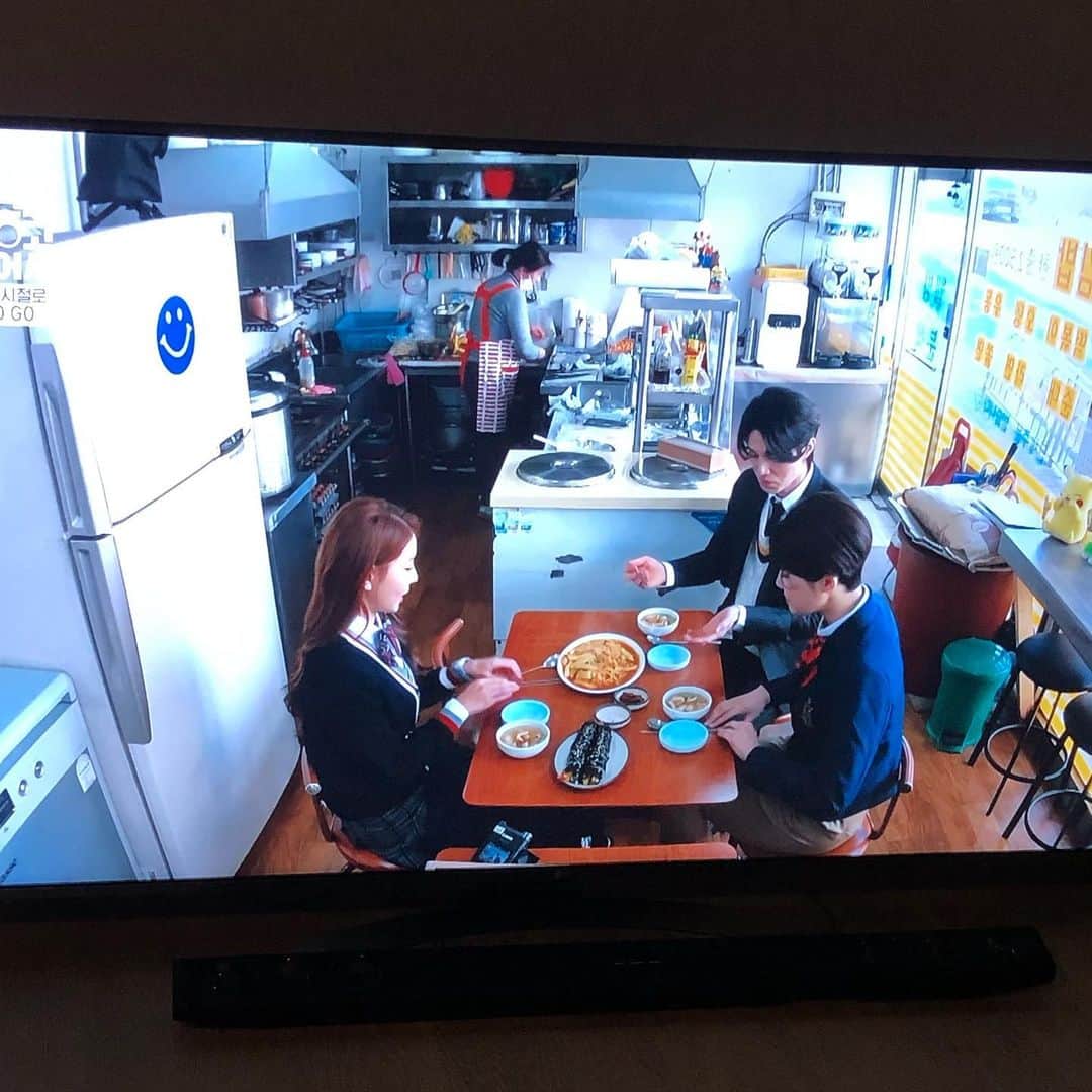 サニー のインスタグラム：「초딩때부터 최애이던 나의 여신님.. 우리 보느님, 우리 언니, 우리 슨배님.. 알고보면 참 정이 많고 후배 사랑 그득한 편한사람.... 화면 너머로 봐도 멋지고 바로 옆에서 실물로 보면 더 예쁘고 귀엽고 사랑스러운 사람.. #사람냄새 풀풀 #봐느님 #보느님 #여신 #보아 #울언니」