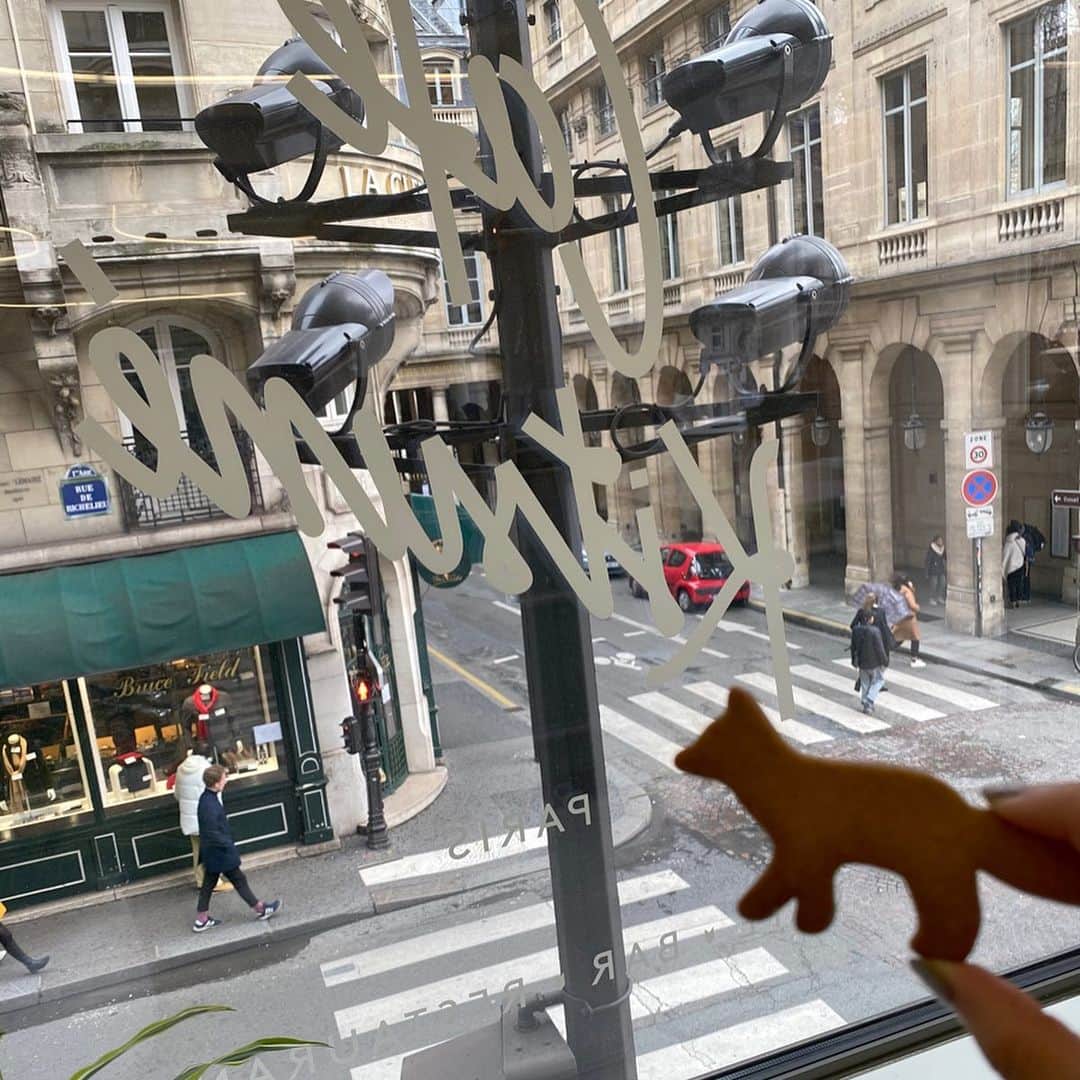 山尾梨奈さんのインスタグラム写真 - (山尾梨奈Instagram)「🦊 Cafe Kitsune Louvre ここのカフェ・キツネはレストランで 日本風のお料理があったり面白かったです 私が食べたエッグベネディクトは 普通ならマフィンの部分が椎茸でした😳. . . 他にもご飯いっぱい食べたよ🍽 Brasserie Les Deux Palais(6枚目) Galeries Lafayette(7枚目)  midi12(8枚目) Le Cafe Marly(9.10枚目) ご飯食べてたらテーブルから猫が出てきたけど 店員さんはウチの猫なの〜みたいな感じで ハプニングでも無さそうでした🤷🏻‍♂️. . . #ヨーロッパ #フランス #フランス旅行 #パリ #パリ旅行 #cafekitsune #cafekitsunelouvre #キツネサブレ #brasserielesdeuxpalais #galerieslafayette #midi12 #lecafemarly」2月20日 0時09分 - yamarina_1210