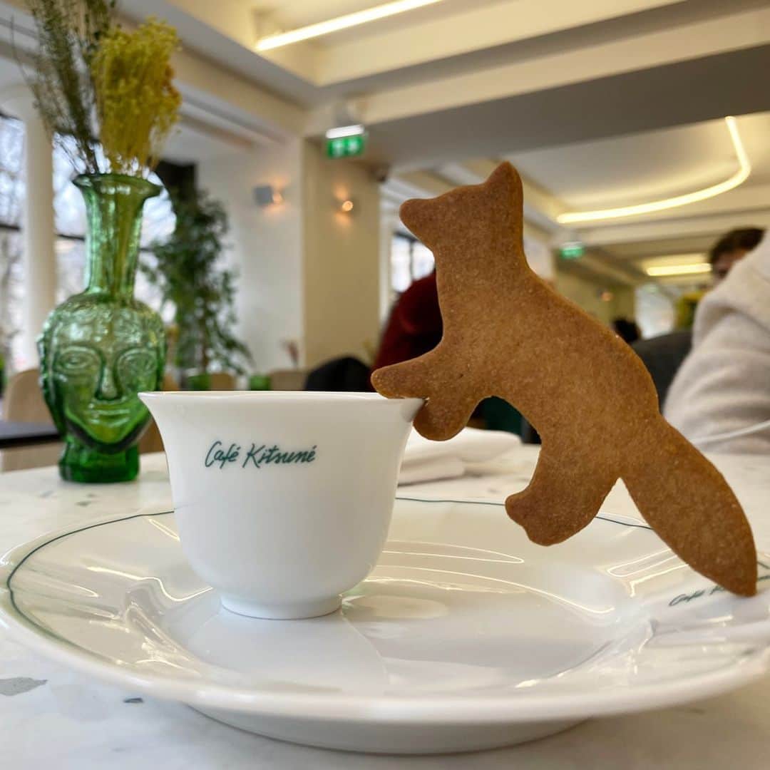 のインスタグラム：「🦊 Cafe Kitsune Louvre ここのカフェ・キツネはレストランで 日本風のお料理があったり面白かったです 私が食べたエッグベネディクトは 普通ならマフィンの部分が椎茸でした😳. . . 他にもご飯いっぱい食べたよ🍽 Brasserie Les Deux Palais(6枚目) Galeries Lafayette(7枚目)  midi12(8枚目) Le Cafe Marly(9.10枚目) ご飯食べてたらテーブルから猫が出てきたけど 店員さんはウチの猫なの〜みたいな感じで ハプニングでも無さそうでした🤷🏻‍♂️. . . #ヨーロッパ #フランス #フランス旅行 #パリ #パリ旅行 #cafekitsune #cafekitsunelouvre #キツネサブレ #brasserielesdeuxpalais #galerieslafayette #midi12 #lecafemarly」