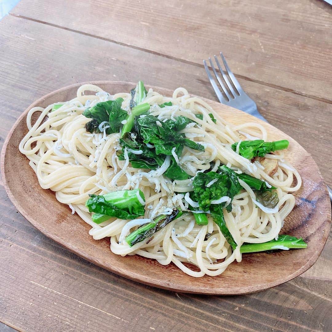 金巻ともこさんのインスタグラム写真 - (金巻ともこInstagram)「寄り添われながら菜の花とシラス のパスタを食べました。 #菜の花とシラスのパスタ  #おうちごはんと猫 #おうちごはん #おうちごはん金巻  #kurohakuchai #tabby #orangetabby #cat #猫 #茶トラ男子部 #catstagram #猫とごはん」2月20日 0時17分 - tomotomoco