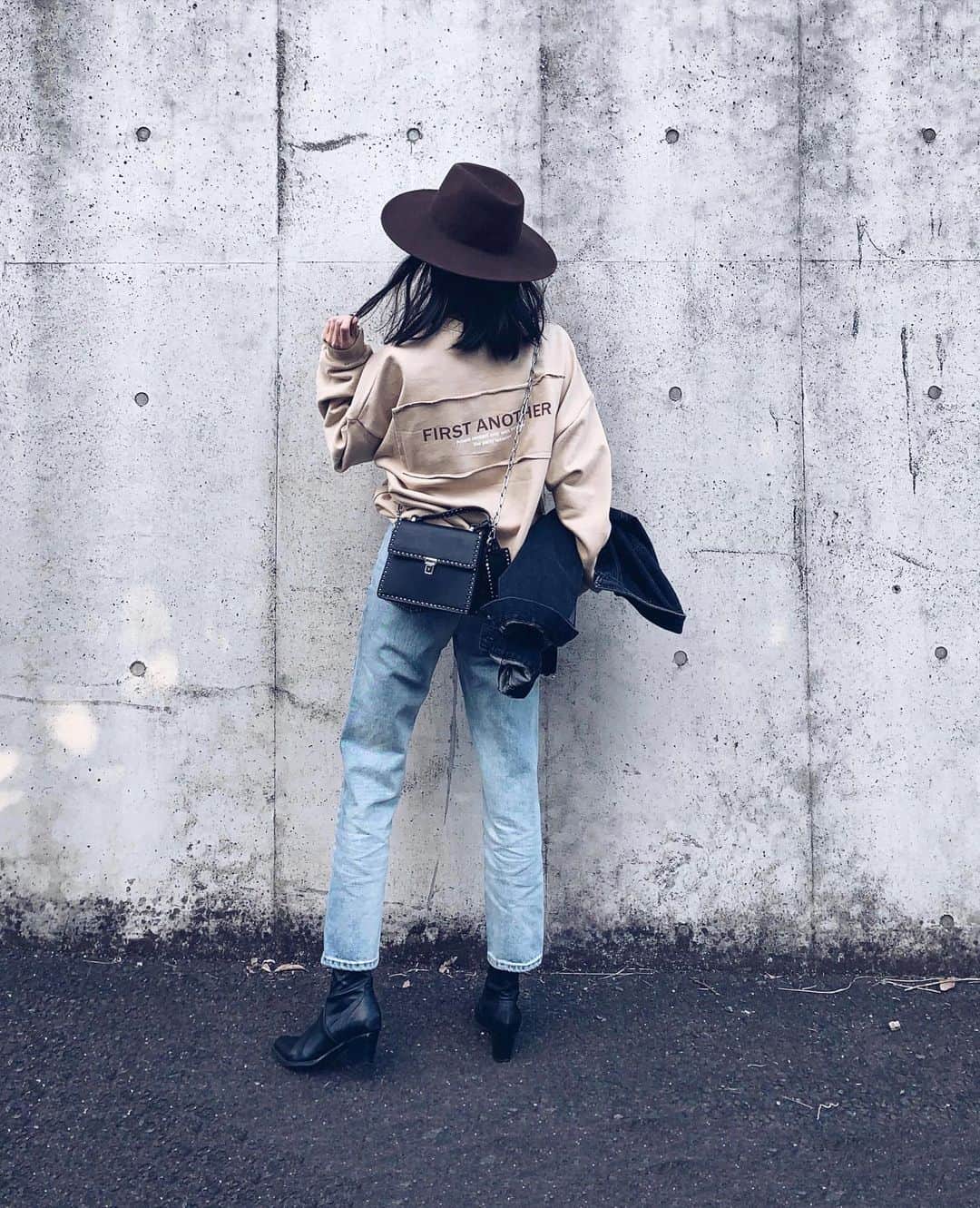 ALISA MATSUMURAさんのインスタグラム写真 - (ALISA MATSUMURAInstagram)「Style:) keep it simple…😎 . BEG×L/BLU×L/BLK . BEGにBRNのLOGOが かわいくて ハットもBRNに😀✨ . 明日はRULAHの春の新作発売日です🙏 . お疲れさまでしたーー☕️♫ . #RULAHコーデ#RULAH_official#デニム#デニムコーデ#カジュアルコーデ #ハット#スウェット#コーディネート#Gジャン#す」2月20日 0時19分 - alisa_raw