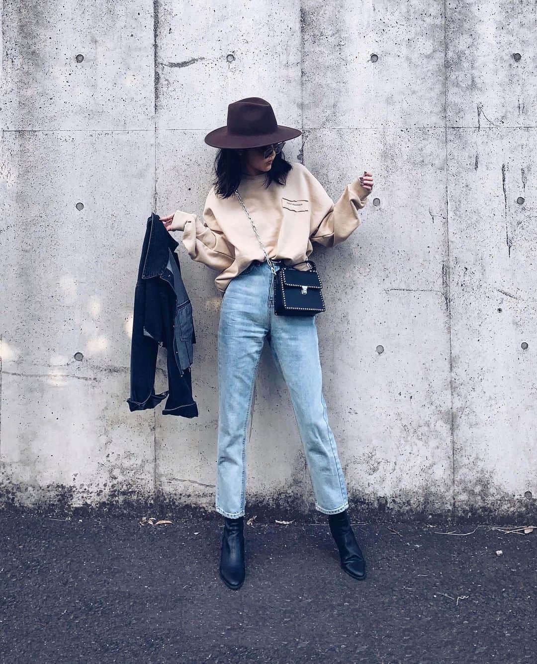 ALISA MATSUMURAさんのインスタグラム写真 - (ALISA MATSUMURAInstagram)「Style:) keep it simple…😎 . BEG×L/BLU×L/BLK . BEGにBRNのLOGOが かわいくて ハットもBRNに😀✨ . 明日はRULAHの春の新作発売日です🙏 . お疲れさまでしたーー☕️♫ . #RULAHコーデ#RULAH_official#デニム#デニムコーデ#カジュアルコーデ #ハット#スウェット#コーディネート#Gジャン#す」2月20日 0時19分 - alisa_raw