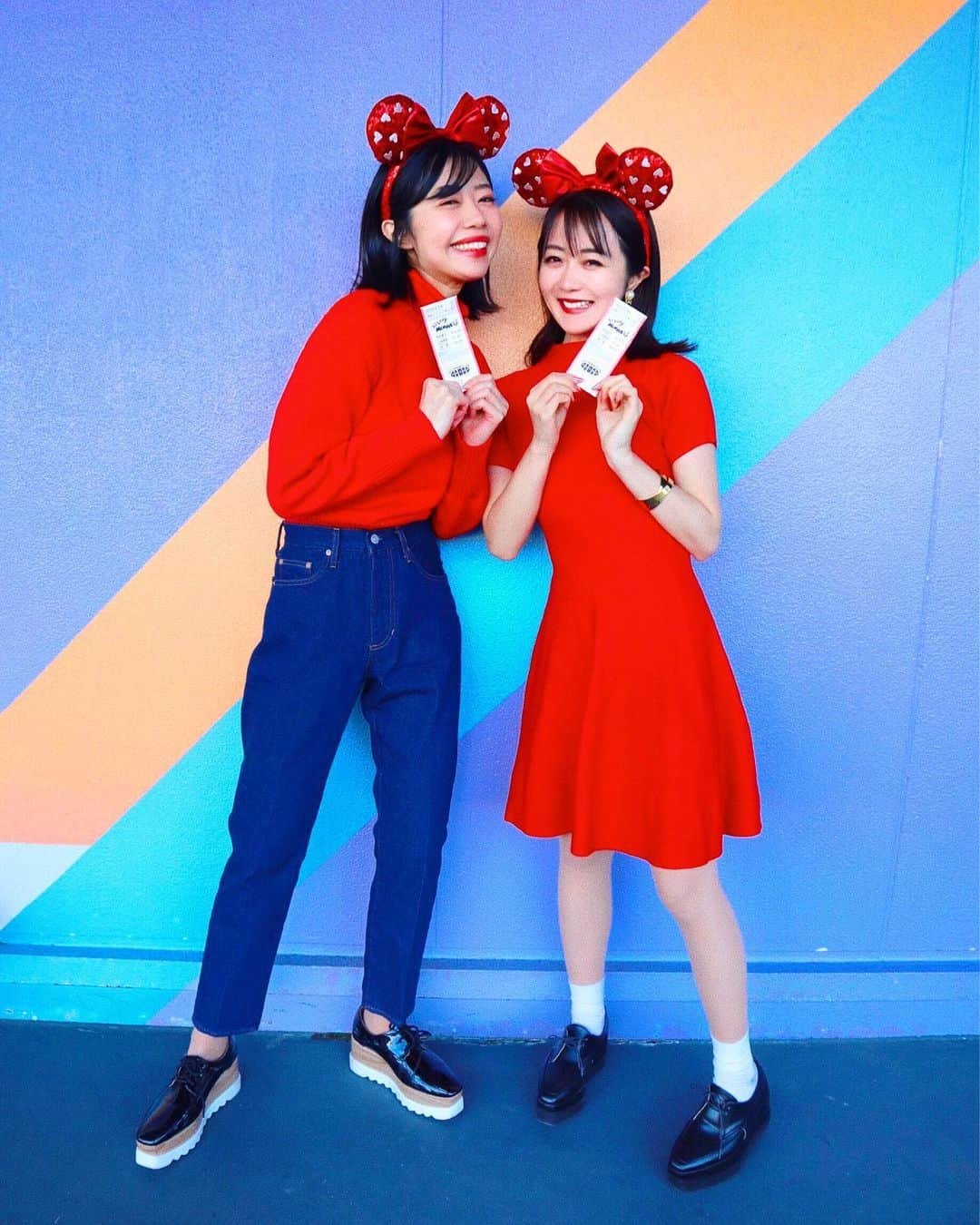 中島奈津希さんのインスタグラム写真 - (中島奈津希Instagram)「👶🏻❤️👩🏻﻿ ﻿ ﻿ ﻿ ﻿ ﻿ ﻿ みんなーーーーーー！﻿ ﻿ ﻿ つ！い！に！﻿ #イッツベリーミニー 当たったよーーーー😭❤️❤️❤️❤️❤️﻿ ﻿ 毎度外れてたからやっとだ🥺❤️﻿ しかも、#ミニーちゃんバウンド の時だから﻿ 嬉しさ倍増😭💭🐭❤️🐭﻿ ﻿ ﻿ ﻿ ﻿ ﻿ ﻿ ﻿ ﻿ お姉(@nakajima_ayano )と﻿ るんるんしてたらキャストさんが﻿ 声を掛けてくださって写真を撮ってくれました👶🏻❤️👩🏻﻿ ﻿ お気に入り写真🙏🏻❤️﻿ ﻿ ☁️☁️☁️☁️☁️☁️☁️☁️☁️☁️☁️☁️☁️☁️☁️☁️☁️﻿ #disneysisters_jp ﻿ #中島姉妹　﻿ #東京ディズニーランド ﻿ #ベリーベリーミニー」2月20日 0時19分 - nakajima_natsuki