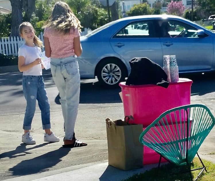 レイチェルロイさんのインスタグラム写真 - (レイチェルロイInstagram)「Over the holiday @tallulah_dash organized a lemonade stand🥤🍋. She worked all day making fresh lemonade and encouraging cars to stop & make a purchase & she raised $19.00! To some $19 may not seem like it can do much but for the organization she was raising money for it is enough to feed a child for an entire school year! Tallulah was so encouraged that her hard work is actually making a difference that she plans to do many more lemonade stands💘🍋 to become a Youth Ambassador @akshayapatra.ya please join her if you feel so inclined☺️ In India the org is called Akshaya Patra @theAkshayaPatraFoundation & the US branch is Food for Education @food.for.education 💛 #FoodForEducation join us & join the movement to feed children💪🏽」2月20日 0時25分 - rachel_roy