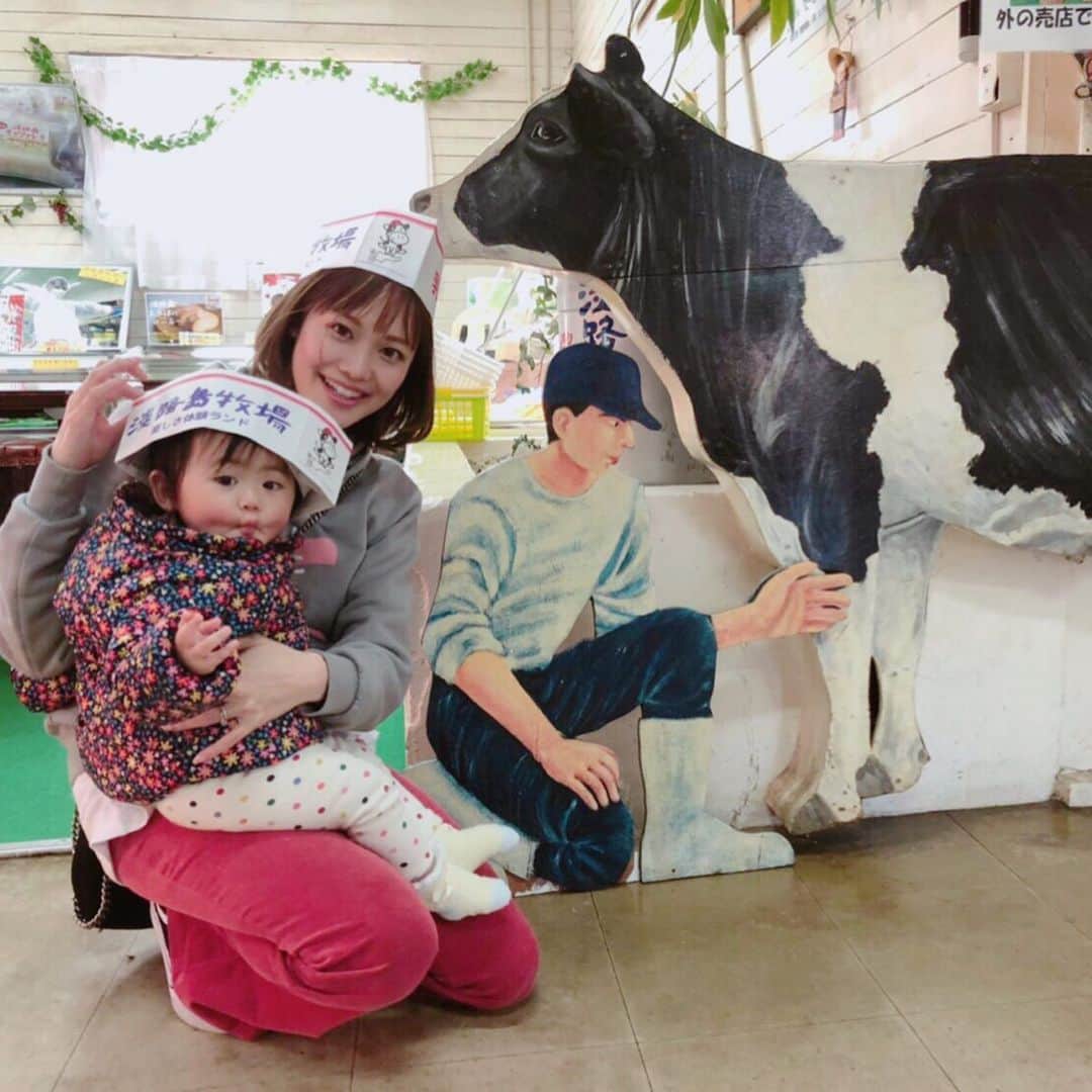 川畑ありささんのインスタグラム写真 - (川畑ありさInstagram)「淡路島牧場も行った🐄 あそこまで楽しめる人いる？ってくらい楽しんだ😂w 🐄乳搾りして、🐄にミルク飲ませて、ポニー乗って(私が)、🍦食べてしめた〆 大爆笑しかしてへん。ww . そのあとは、幸せのパンケーキ行って食べて🥞、帰りました。 楽しすぎた1泊2日やった♡ . . #子連れ旅行  #ぶんちゃんず #淡路島#淡路島牧場#幸せのパンケーキ」2月20日 0時22分 - princess_arisa
