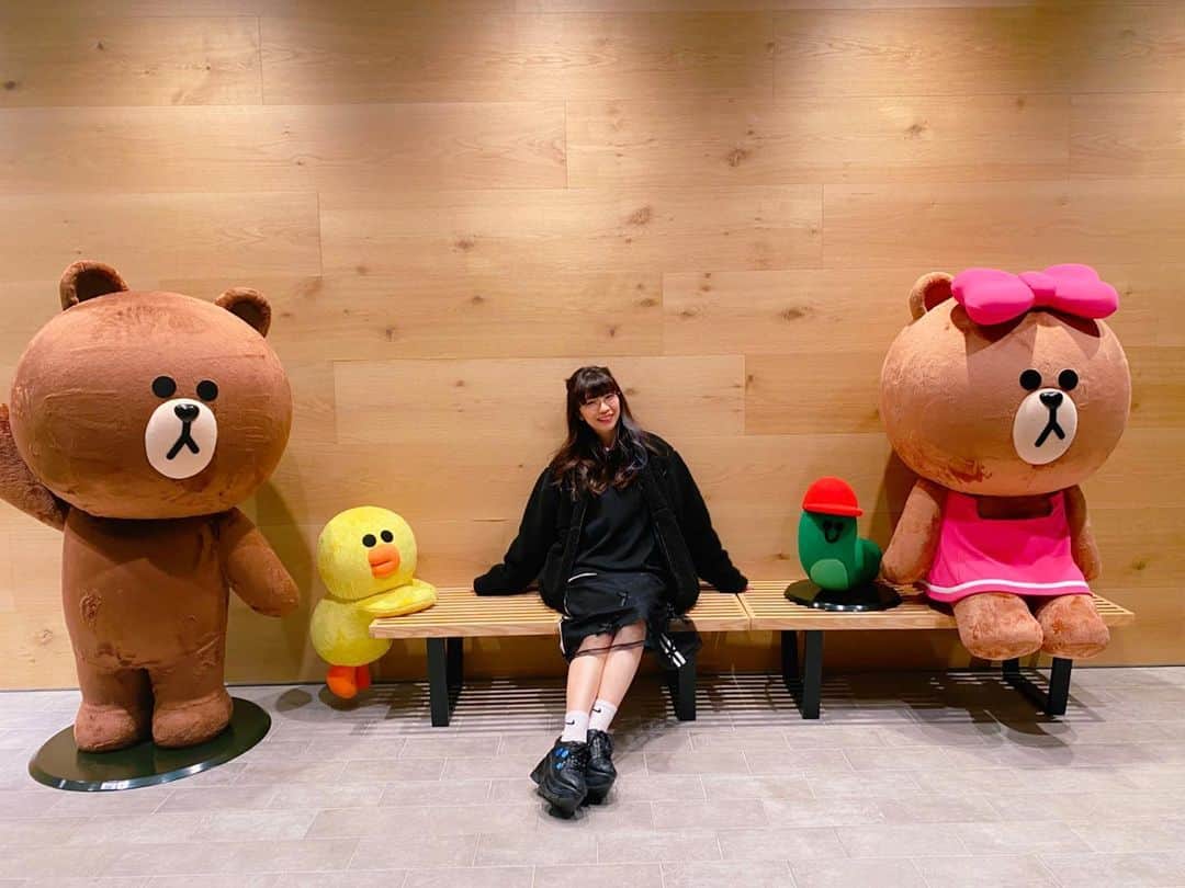 ぱいぱいでか美のインスタグラム：「等間隔。 ꙳ #LINE #フォトスポット #等間隔 ꙳ まだまだあるLINEさんでの写真。 これポーズの正解わかりませんでした。 等間隔に座ってたら寂しかったんで サリー🐥にちょっかい出しました。」