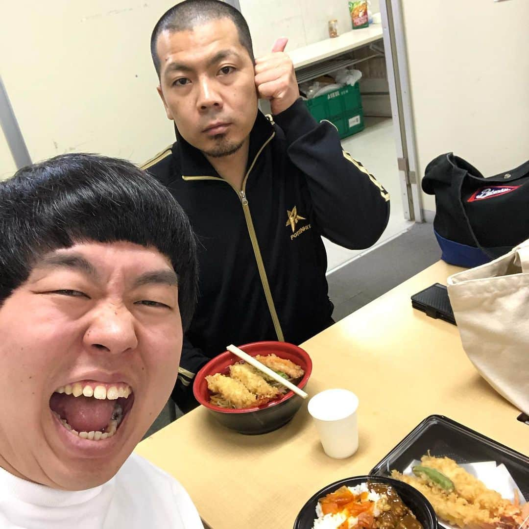 かみちぃさんのインスタグラム写真 - (かみちぃInstagram)「ルミネ3公演ありがとうございました！！ 天竺鼠の川原さんにお昼ご飯ご馳走になりました。 ゆったりとした心地よい空間でした。  #天竺鼠川原 さん #彩ライブやってた頃 #大阪の煌ライブに出させて頂いたとき #楽屋で #ビビリ倒してましたが #今はこうして #一緒にお昼ご飯を食べさせて頂けるようになりました #あのときの自分はこんな日が来るとは思ってなかったよな絶対 #意外とロマンチスト #全身potenhit」2月20日 0時49分 - kamichii_gerrardon