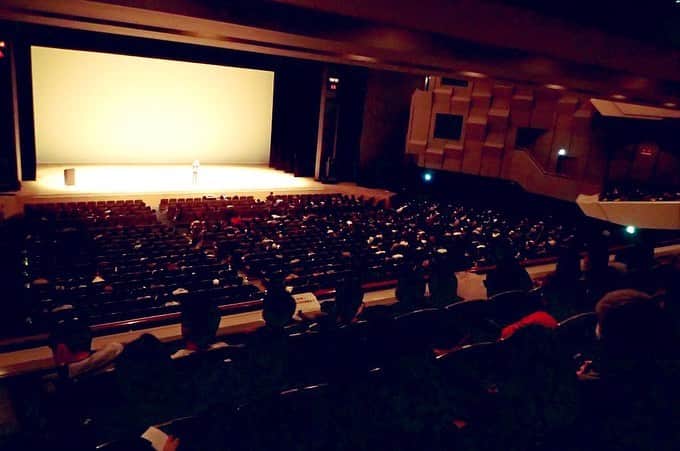 野口健さんのインスタグラム写真 - (野口健Instagram)「今日は神奈川県民ホールにてリレー形式のトークイベントに参加。僕の持ち時間は35分。ダッシュでトークしました(^_^;) 数千人の前でのトークは久々で、その大半が学生たちで若いエネルギーに満ちた会場にテンションあがりました。学生を相手にトークするのはやり甲斐がありますね！ そして何よりも驚いたのがこれだけの巨大イベントの大半を学生たちが準備したこと。これは凄いし、何よりも彼らの熱意に素直に感動しました！！！ ただ、旅がテーマだったので猿岩石の話をしたらその時だけ会場がポカンと。知らないんだぁ。その瞬間だけ世代の違いを感じました(^^) それにしても時間が迫る中、焦ったな〜。 #野口健」2月20日 1時00分 - noguchiken8848