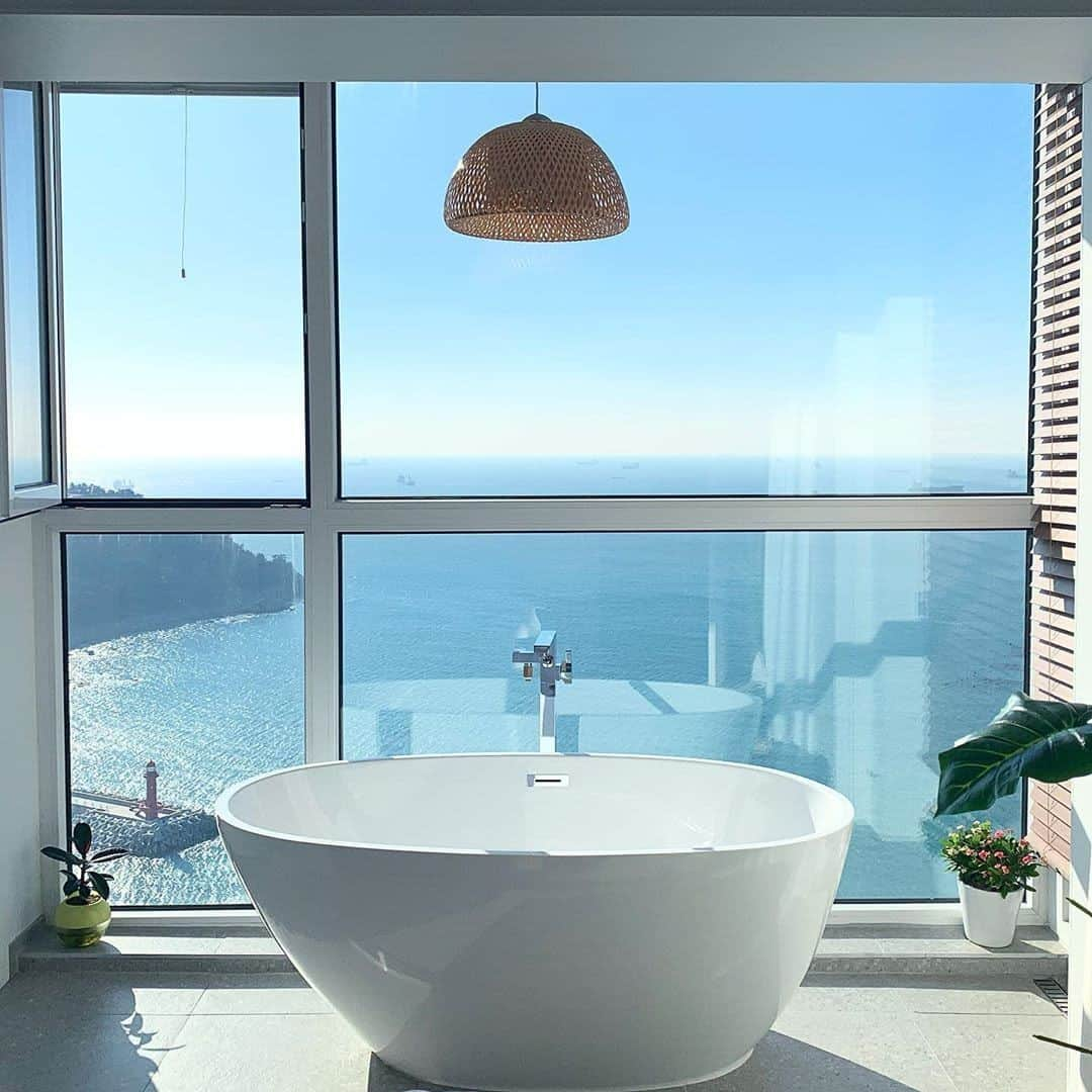 Airbnbさんのインスタグラム写真 - (AirbnbInstagram)「Superhost Jay’s elegant apartment is perched on the coast of Yeong-do, the island that forms one corner of the city. If it’s your first time here, get your bearings by climbing Jangsan, a mountain just outside of town with views of the whole area. Once you come down, it’s up to you whether to spend your time deep inside this tub or deep inside a bowl of bibim milmyeon, the spicy local noodle specialty.  Photo: @so__nni_」2月20日 1時00分 - airbnb