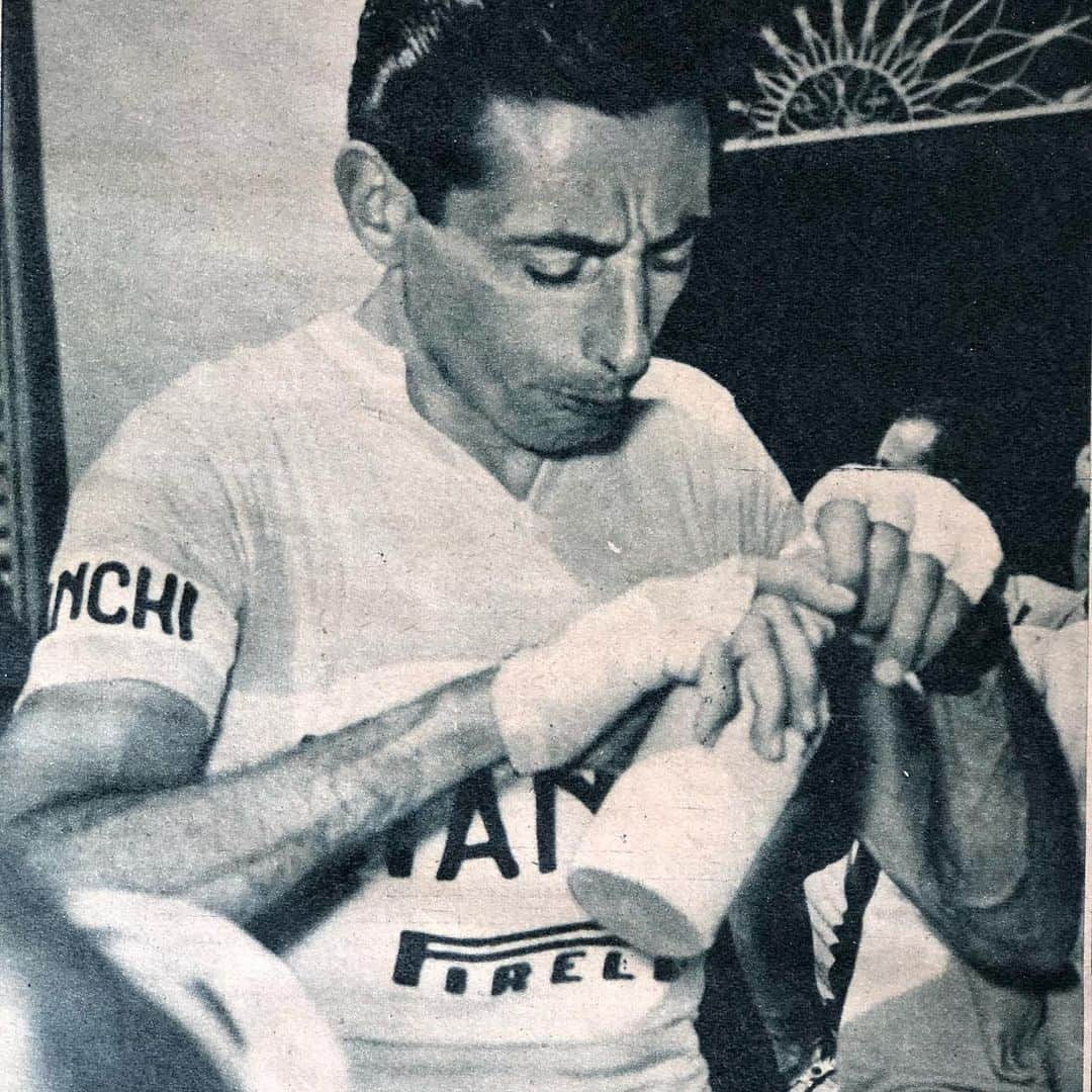 ツェハさんのインスタグラム写真 - (ツェハInstagram)「Il calcio e il ciclismo illustrato - N 21 - Milano - 26 Maggio 1955 #zehaberlin #vintage #carlhässner #sneakers #calcio #ciclismo #ilcalcioeilciclismoillustrato #liga #coppi #magni #sneakeraddict #picoftheday #carlhässner #giroditalia #1955 #50erjahre #faustocoppi #bianchibicycles #lagazzettadellosport」2月20日 0時58分 - zehaberlin