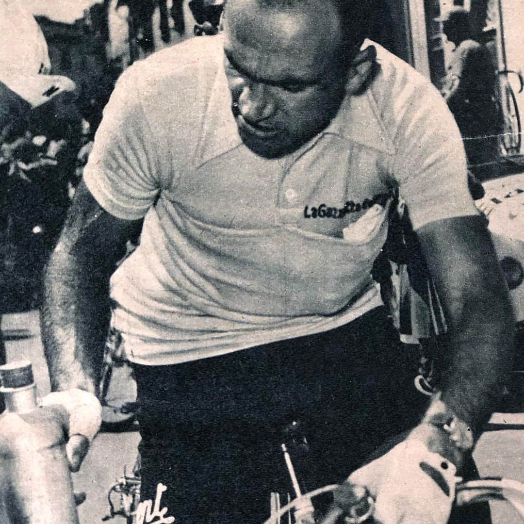 ツェハさんのインスタグラム写真 - (ツェハInstagram)「Il calcio e il ciclismo illustrato - N 21 - Milano - 26 Maggio 1955 #zehaberlin #vintage #carlhässner #sneakers #calcio #ciclismo #ilcalcioeilciclismoillustrato #liga #coppi #magni #sneakeraddict #picoftheday #carlhässner #giroditalia #1955 #50erjahre #faustocoppi #bianchibicycles #lagazzettadellosport」2月20日 0時58分 - zehaberlin
