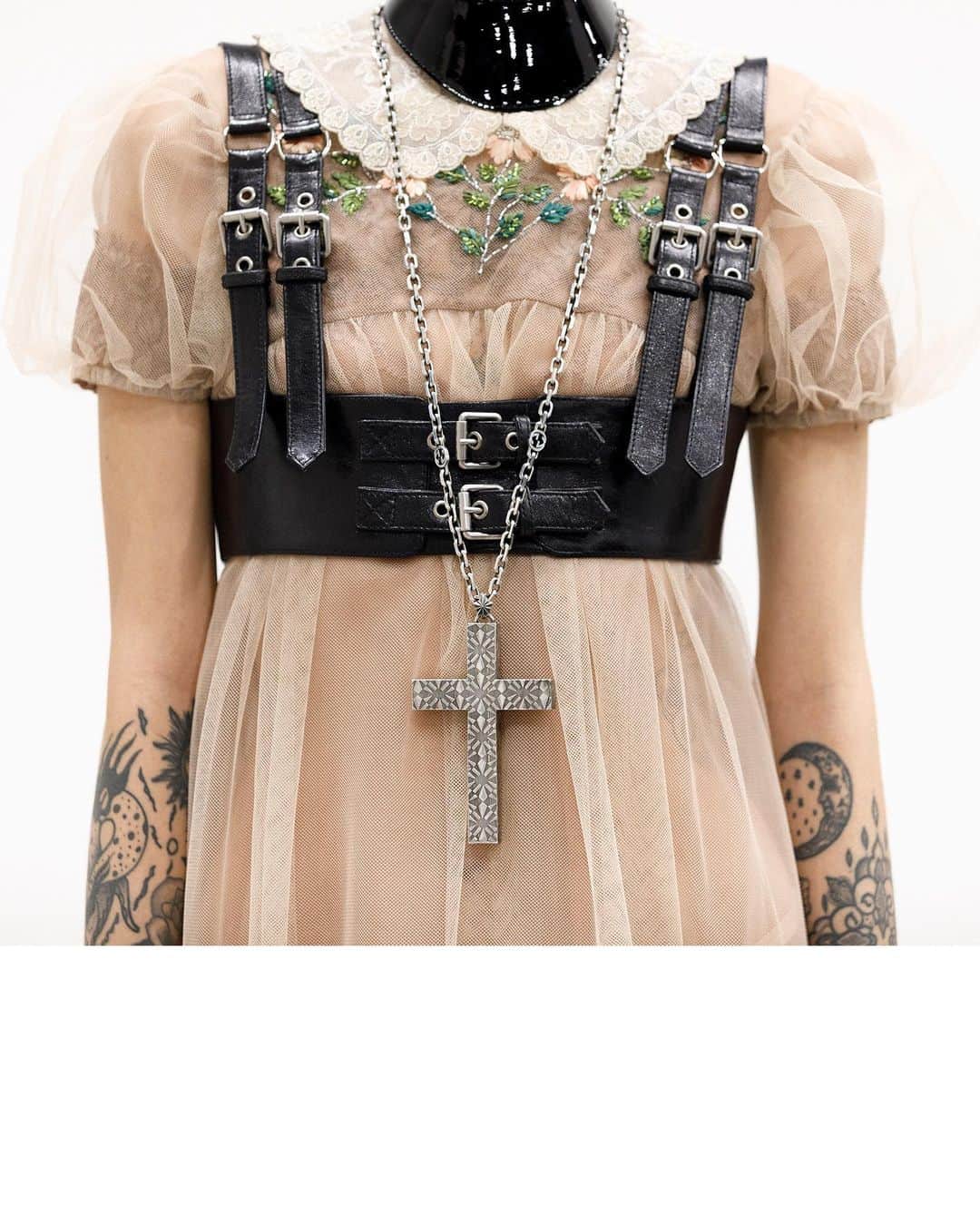 のインスタグラム：「A transparent dress with an embroidered collar worn with a belted corset is captured at fittings in the lead-up to the the women’s #GucciFW20 fashion show by @alessandro_michele today at the #GucciHub in Milan. #AlessandroMichele #mfw #GucciTheRitual Watch the show through link in bio.」