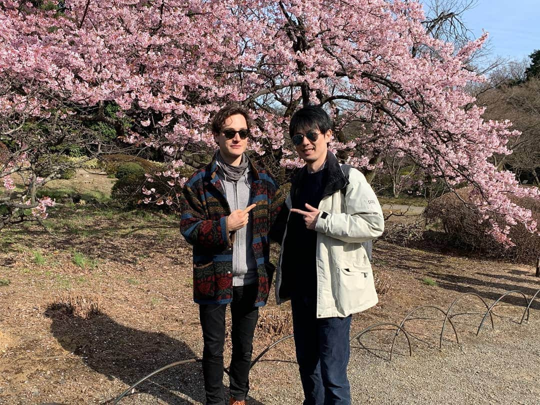 福間洸太朗さんのインスタグラム写真 - (福間洸太朗Instagram)「Spring is just around the corner! 🌸🐕 I had a nice time with David & Thomas Enhco and Tim (sound engineer) in Shinjuku area.  今日本に来ている友人のダヴィッド、トマ（←仏語読み）、彼らの友人ティムさんと春のような穏やかな天気の下で、新宿御苑を散歩しました。  彼らはフランスの有名な音楽/芸術一家のカサドシュ家に育ち、素晴らしいキャリアを歩んでますが、とても気さくで面白く、トマは演奏活動で忙しい中でも作曲もしていて、本当に凄いなぁと思いました。良い刺激を受け、また自分も更に努力せねばと思いました。  #tokyo #shinjuku #sakura🌸 #kanzakura #davidenhco #thomasenhco #東京 #新宿 #新宿御苑 #桜  #カンザクラ #今日のラーメンは梅塩味🍜」2月20日 1時03分 - kotarofsky