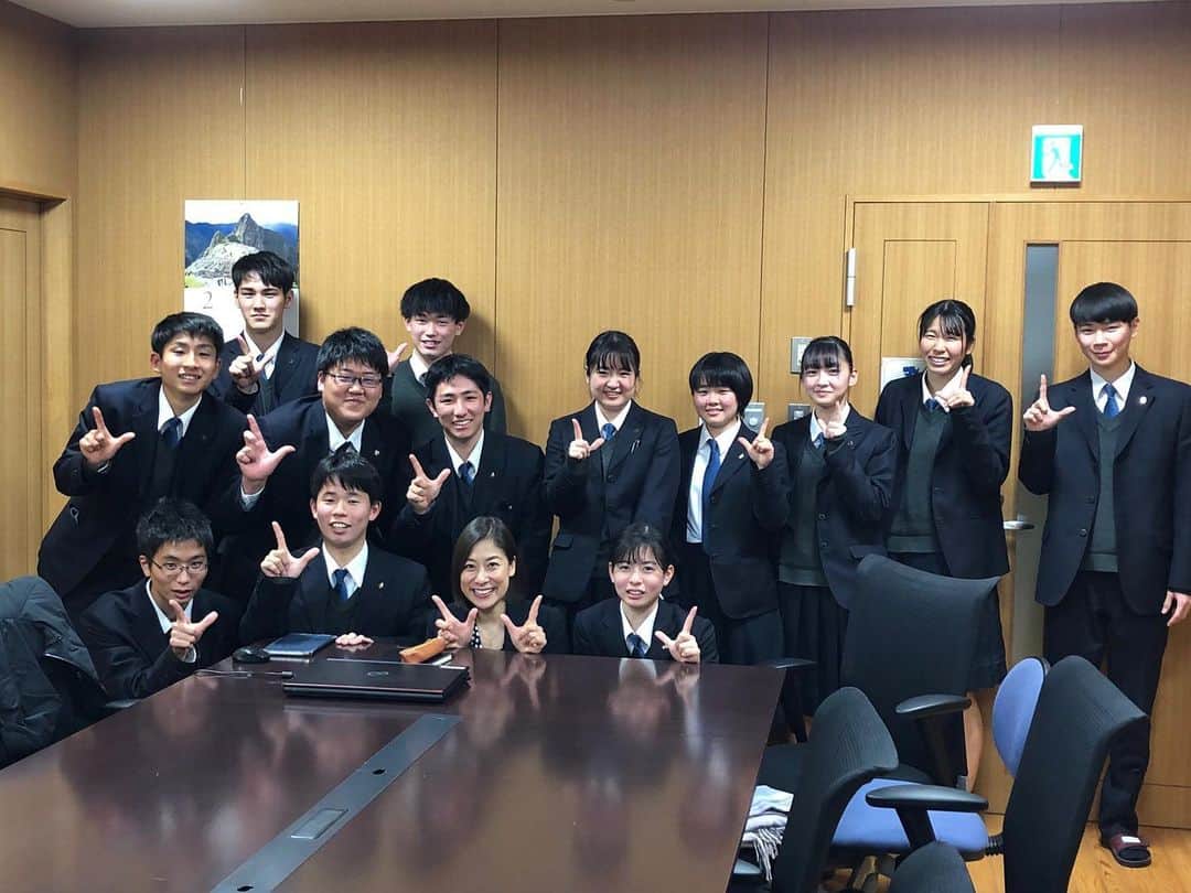 末吉里花さんのインスタグラム写真 - (末吉里花Instagram)「静岡県立駿河総合高等学校（ユネスコスクール加盟校）の高校1年生にむけてエシカル消費のお話をさせていただきました。今年で5回目。授業後、さらに興味のある生徒と、去年私が講演をした高校2年生の有志たちが集まり座談会をしました。高校2年生たちは、エシカルな商品作りや啓発活動など、1年間の間に様々なことに取り組んでいて、その報告をしてくれました。鋭い指摘をしてくれた生徒もいました。SDGsの弱点は、それぞれがよかれと思ってSDGsの中の特定の目標ばかり気にかけて盲目的に取り組んでいると、知らない間に違う問題が起きてしまうのではと。これは私もよく思うことで、若い子たちはそれを勘付いているのだと驚かされました。ある高校1年生の生徒は、今日初めてエシカルについて学び、生活の中ですぐに実践したいと思った。実践することで、「生きる価値」が感じられる気がする、という感想をくれました。瑞々しい感性と真っ直ぐなその気持ちを持ち続け、社会で輝いてほしい。また私の心が勇気と希望に満たされた日となりました。本当にありがとうございました！Gave a lecture at Suruga high school in Shizuoka. They are the future. Thank you everyone!!! #ethical #fairtrade #genz #highschool #teenagers #shizuoka #unescoschool #エシカル #静岡県立駿河総合高等学校 #フェアトレード #高校1年生 #ユネスコスクール #若者は未来そのもの #エシカル協会」2月20日 1時12分 - rikasueyoshi