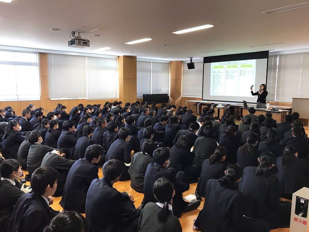 末吉里花さんのインスタグラム写真 - (末吉里花Instagram)「静岡県立駿河総合高等学校（ユネスコスクール加盟校）の高校1年生にむけてエシカル消費のお話をさせていただきました。今年で5回目。授業後、さらに興味のある生徒と、去年私が講演をした高校2年生の有志たちが集まり座談会をしました。高校2年生たちは、エシカルな商品作りや啓発活動など、1年間の間に様々なことに取り組んでいて、その報告をしてくれました。鋭い指摘をしてくれた生徒もいました。SDGsの弱点は、それぞれがよかれと思ってSDGsの中の特定の目標ばかり気にかけて盲目的に取り組んでいると、知らない間に違う問題が起きてしまうのではと。これは私もよく思うことで、若い子たちはそれを勘付いているのだと驚かされました。ある高校1年生の生徒は、今日初めてエシカルについて学び、生活の中ですぐに実践したいと思った。実践することで、「生きる価値」が感じられる気がする、という感想をくれました。瑞々しい感性と真っ直ぐなその気持ちを持ち続け、社会で輝いてほしい。また私の心が勇気と希望に満たされた日となりました。本当にありがとうございました！Gave a lecture at Suruga high school in Shizuoka. They are the future. Thank you everyone!!! #ethical #fairtrade #genz #highschool #teenagers #shizuoka #unescoschool #エシカル #静岡県立駿河総合高等学校 #フェアトレード #高校1年生 #ユネスコスクール #若者は未来そのもの #エシカル協会」2月20日 1時12分 - rikasueyoshi