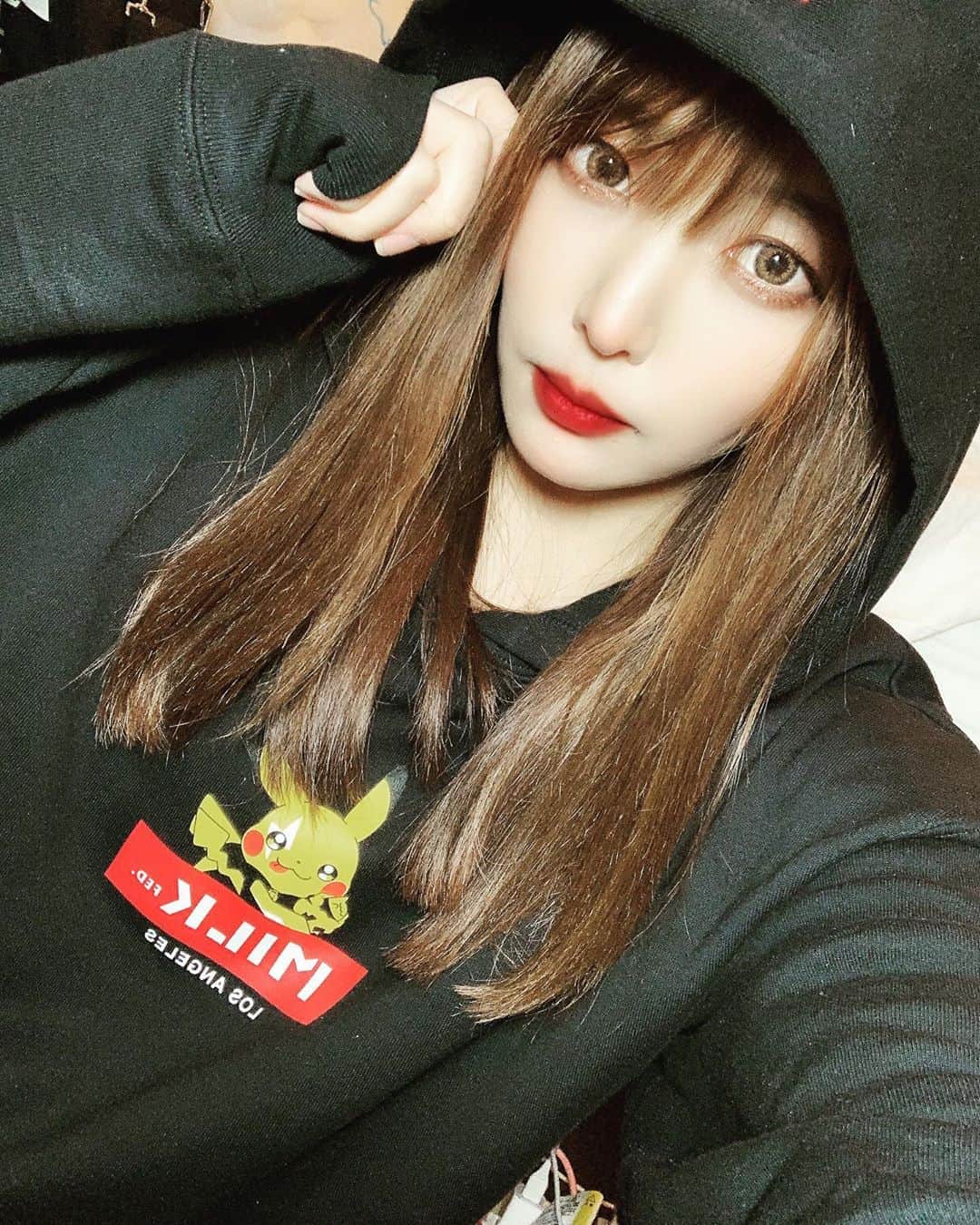 新村あかりのインスタグラム：「ピカチュウパーカー可愛くない？？🥺 #ポケモン #ピカチュウ  #パーカー女子  #新村あかり」