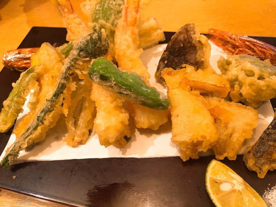 ちなり（高橋知成）さんのインスタグラム写真 - (ちなり（高橋知成）Instagram)「#ホタルイカの沖漬け で　#真澄 🍶をちびっと。 #いくら飯 #白子ポン酢 #ボタン海老 #白海老 #霜降り馬刺し #合鴨筑前煮 #生牡蠣 #天ぷら盛り合わせ  好きなものいっぱい〜〜」2月20日 1時22分 - chinarileah