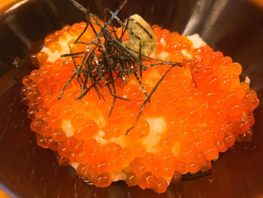 ちなり（高橋知成）さんのインスタグラム写真 - (ちなり（高橋知成）Instagram)「#ホタルイカの沖漬け で　#真澄 🍶をちびっと。 #いくら飯 #白子ポン酢 #ボタン海老 #白海老 #霜降り馬刺し #合鴨筑前煮 #生牡蠣 #天ぷら盛り合わせ  好きなものいっぱい〜〜」2月20日 1時22分 - chinarileah