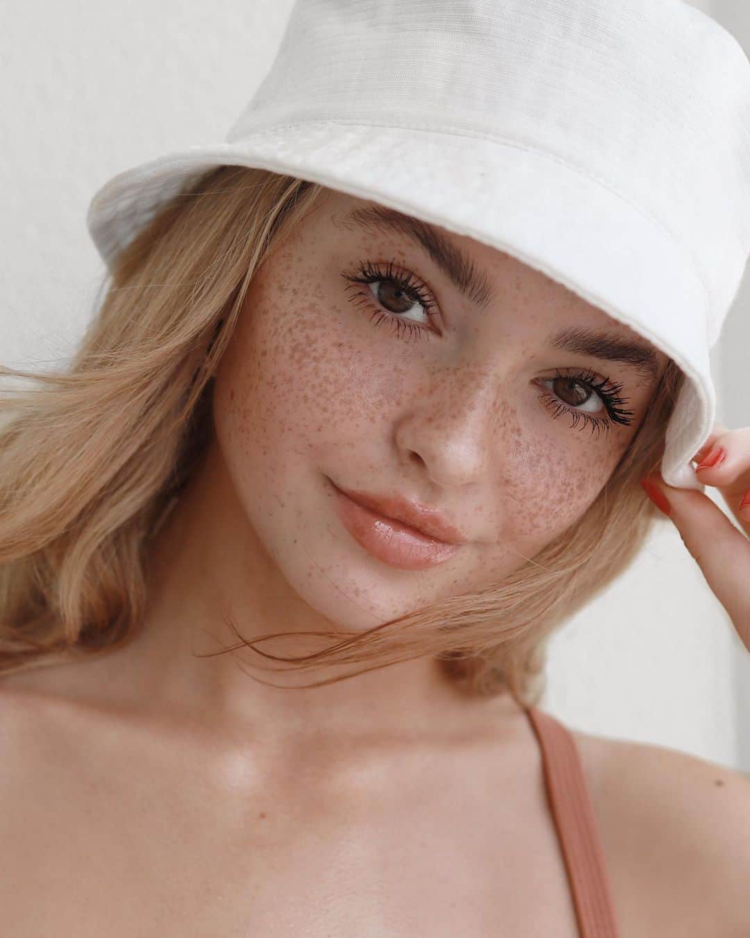 Kelsey Simoneのインスタグラム：「Oui oui Monsieur! Celebrating #NationalLashDay with @LancomeOfficial’s Monsieur Big mascara on my lashes for a full and whispy look! This mascara lengthens and volumizes while also lasting 24 hours without flaking! The perfect everyday mascara.. 🌹」