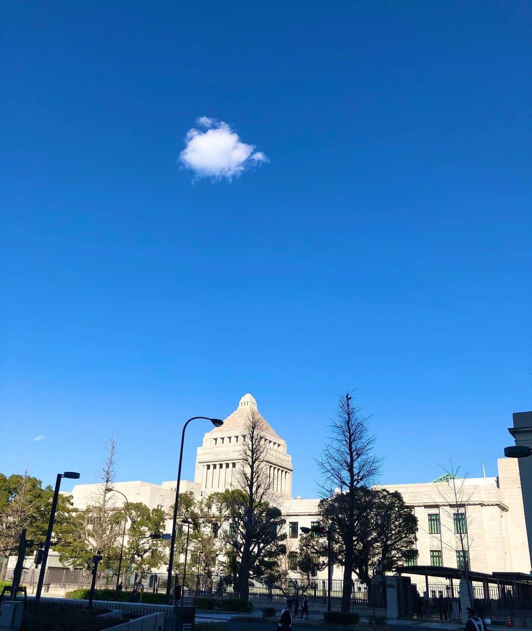 大西宏幸さんのインスタグラム写真 - (大西宏幸Instagram)「今日も国会はええ天気や♫ 少し肌寒いけど。 ポツリと浮いてる雲がいい感じ♫ みんなで頑張って行こう！！ #大西宏幸 #衆議院議員 #大阪1区 #国会議事堂 #いい天気  Today is the Diet  It's a bit chilly.  Let's do our best together! !  # Hiroyuki Onishi # House of Representatives # Osaka # 1 # Parliament Building # Good weather」2月20日 1時45分 - hiroyukionishi
