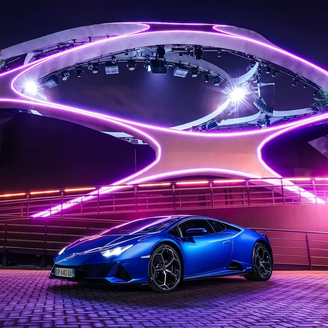 のインスタグラム：「A Super Sports Car that drives the darkness away just by being itself.  With a breathtaking exterior and exquisite interior, Huracán EVO lives up to its name by being the embodiment of evolution. Shot by @pepperyandell.  #Lamborghini #HuracanEVO #LightsOnLamborghini #EveryDayAmplified」