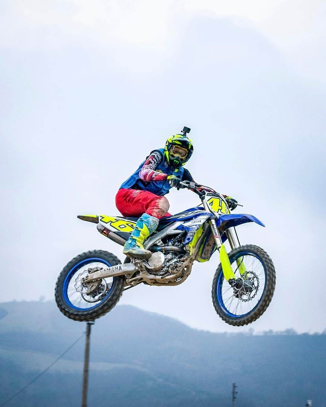 バレンティーノ・ロッシさんのインスタグラム写真 - (バレンティーノ・ロッシInstagram)「Mx training at Fermignano with the @vr46ridersacademyofficial MotoGp version.great track,great fun!📸 @camilss」2月20日 1時56分 - valeyellow46