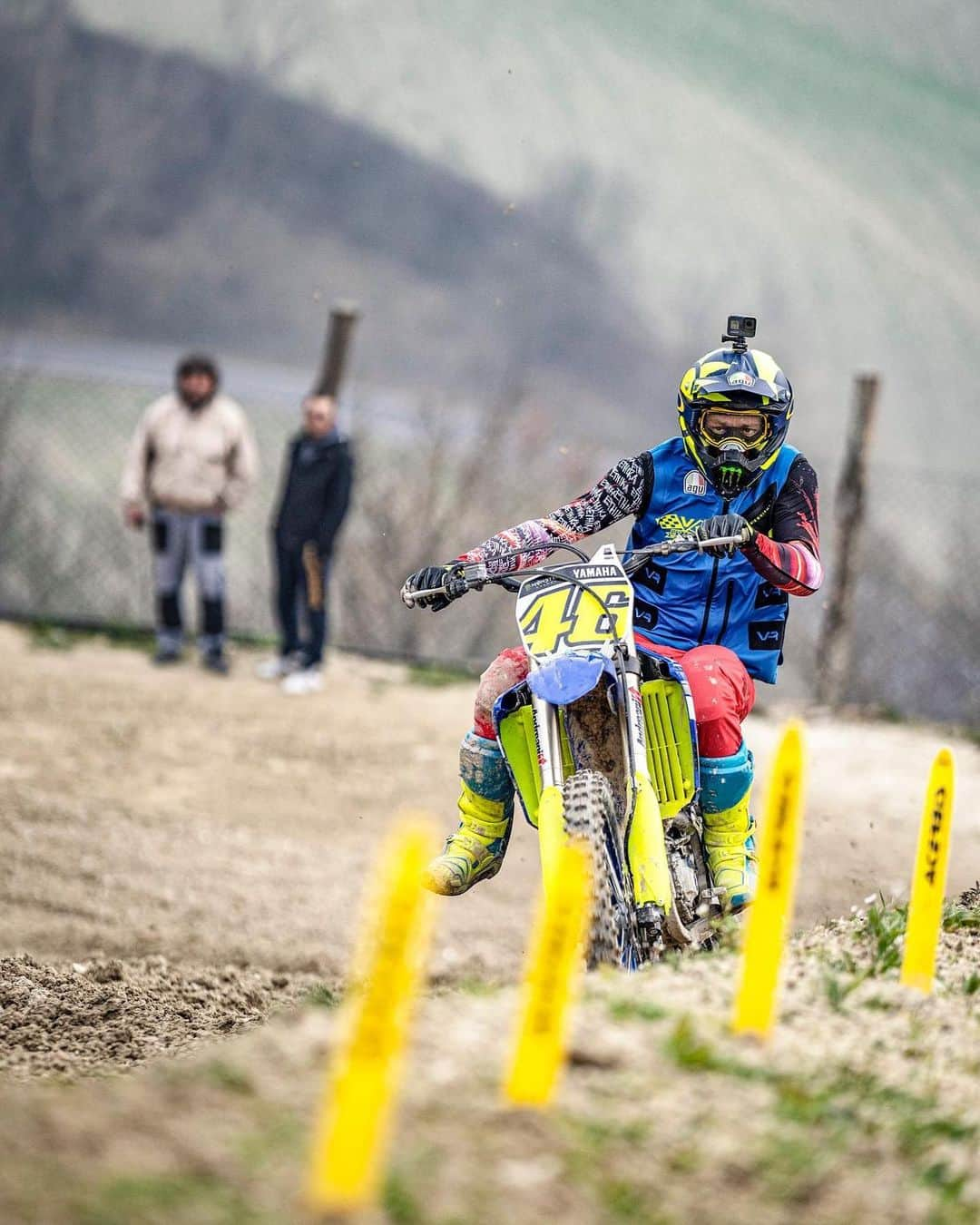 バレンティーノ・ロッシさんのインスタグラム写真 - (バレンティーノ・ロッシInstagram)「Mx training at Fermignano with the @vr46ridersacademyofficial MotoGp version.great track,great fun!📸 @camilss」2月20日 1時56分 - valeyellow46