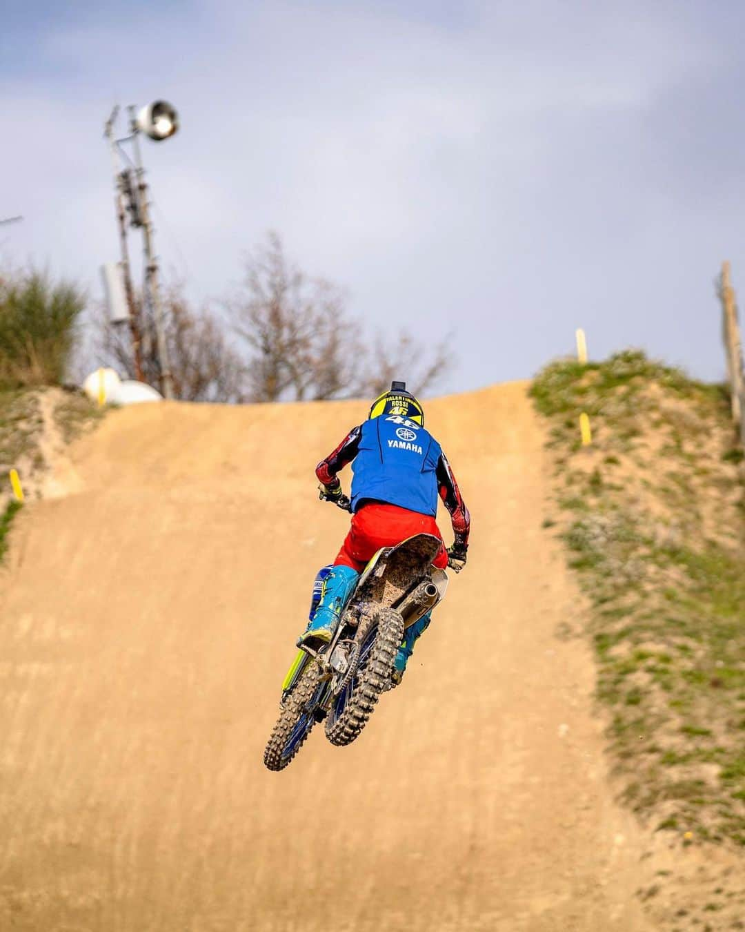 バレンティーノ・ロッシさんのインスタグラム写真 - (バレンティーノ・ロッシInstagram)「Mx training at Fermignano with the @vr46ridersacademyofficial MotoGp version.great track,great fun!📸 @camilss」2月20日 1時56分 - valeyellow46