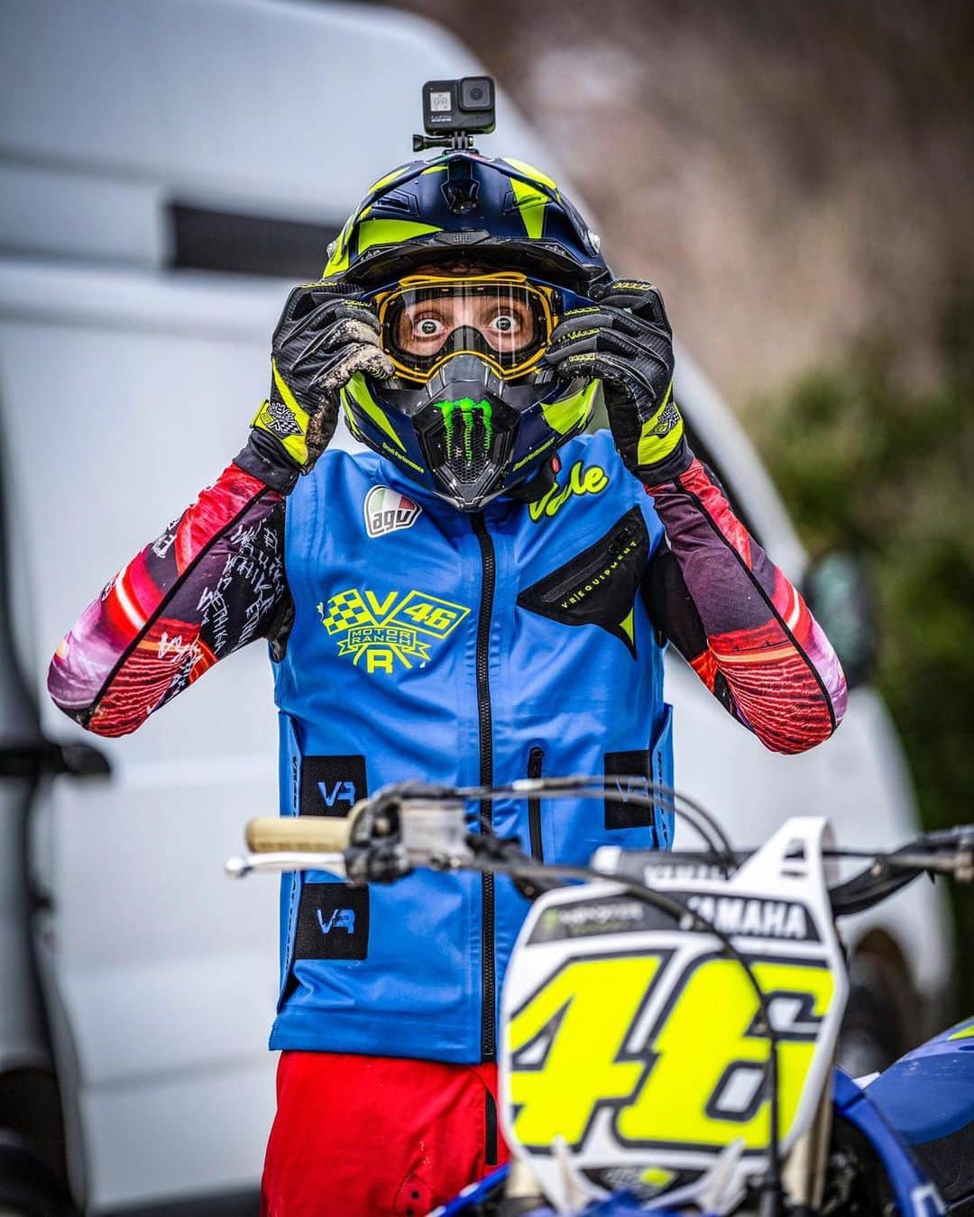 バレンティーノ・ロッシのインスタグラム：「Mx training at Fermignano with the @vr46ridersacademyofficial MotoGp version.great track,great fun!📸 @camilss」