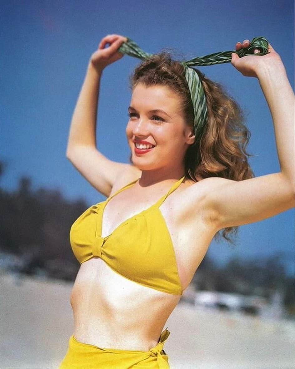 のインスタグラム：「Marilyn Monroe when she was still known as “Norma Jeane” in the 1940s. So cute..💛 follow @welovemarilyn for more Marilyn Monroe posts.」