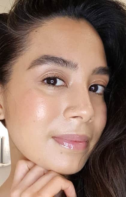 のインスタグラム：「✨ Welcome back to Skin Week ✨ What makes skin look healthy? A warm, glowing complexion... with a little sparkle just for fun. Learn how to get Bobbi Brown Pro Artist Zara Findlay’s signature dewy skin makeup look.⁣⁣⁣ - ⁣⁣⁣ ⁣⁣ SHOP ZARA’S LOOK:⁣⁣⁣ • Hydrating Water Fresh Cream (Coming Soon! Available in March 2020.)⁣⁣⁣ • Instant Full Cover Concealer⁣⁣⁣ • Intensive Skin Serum Foundation SPF 40/35 in Warm Natural⁣⁣⁣ • Extra Illuminating Moisture Balm in Bare Glow ⁣⁣⁣ • Highlighting Powder Sunset Glow⁣⁣⁣ • Skin Foundation Stick in Cool Almond⁣⁣⁣ • Perfectly Defined Long-Wear Brow Pencil in Espresso⁣⁣⁣ • Sparkle Eye Shadow in Ballet Pink & Sunlight⁣⁣⁣ • Luxe Eye Shadow in Heat Ray⁣⁣⁣ • Smokey Eye Mascara⁣⁣⁣ • Crushed Oil-Infused Gloss in New Romantic ⁣⁣⁣ - ⁣⁣⁣ #bobbibrown #bobbibrownUK #skinweek #dewyskin #dewymakeup #glow #glowingskin #everydaymakeup #GRWM #makeuptutorial」
