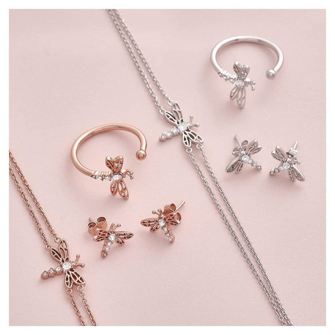 Olivia Burtonさんのインスタグラム写真 - (Olivia BurtonInstagram)「Dainty details ✨ Have you discovered our new Dragonfly collection yet? 💓 [🔎 link in bio to shop] #MyOliviaBurton #BugsLife #Dragonfly」2月20日 2時24分 - oliviaburtonlondon