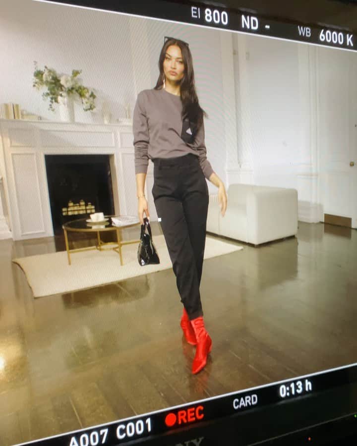 シャニーナ・シャイクのインスタグラム：「My VOGUE  @britishvogue SHOPPING CHALLENGE 🛍 !! 3 street wear looks , 3 stores in 60 minutes .... it was a tricky one this challenge! Click the link in my bio to see  my challenge and my outfit results 💪🏽 Thank you #LukeSpencer @sashiohara @miguelmartinperezldn @nikki_makeup @lucytuckernails @ezziechidiofong @nurrrrcasting @zukielliott @_llo @rf_nat @azrasudetic @rosiessmith @imi_oztas」