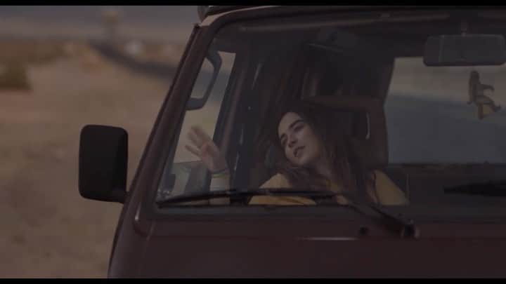 サブリナ・カーペンターのインスタグラム：「officially coming to you in theaters May, 2020😌🚌🌻 @shorthistorylongroad」