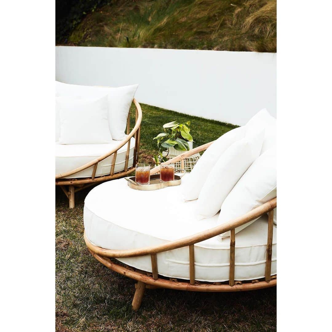 エリン フェザーストンのインスタグラム：「One of my favorite vignettes in the outdoor area chez @jennadewan These rattan daybeds from @allmodern are the perfect spot to curl up with some tea and a book」