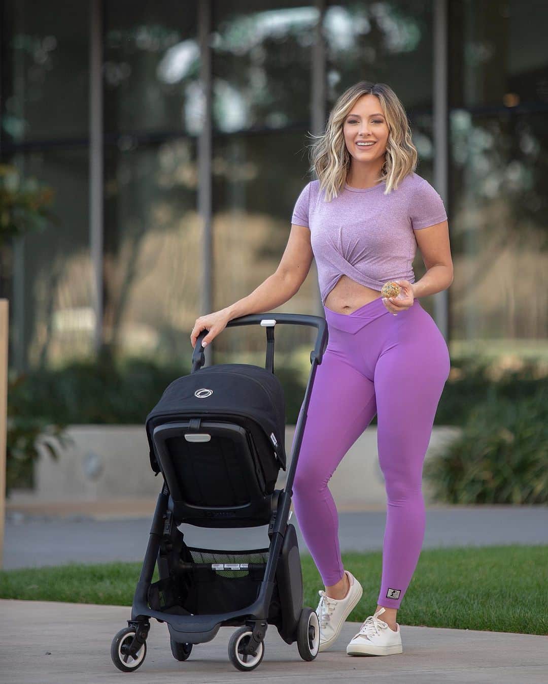 Paige Hathawayさんのインスタグラム写真 - (Paige HathawayInstagram)「Taking baby P 👶🏼 for a stroll is one of my fave daily activities to do... it accomplishes several goals! I get to spend time with my favorite little person (OBVI). I get to burn some calories (I can always use more of that) 😤 and oftentimes I walk with a @flexpromeals “power treat” so I get to indulge in a favorite on-the-go snack of mine!! They have the best options for healthy sweet alternatives!  Here are some of the tasty delights that you can add to your healthy snack game: ✅Oreo balls ✅Homemade Snickers ✅Cookie Dough Delights ✅Peanut Butter Crunch ✅Nutella bites  Best of all, they are packed with protein⁠ and taste unbelievable while still keeping the macros low. 😛 Use PHFIT for 20% off of your first @flexpromeals order and make sure to add these treats to your next delivery!  #mealprep #postpartumjourney #momlife」2月20日 2時53分 - paigehathaway