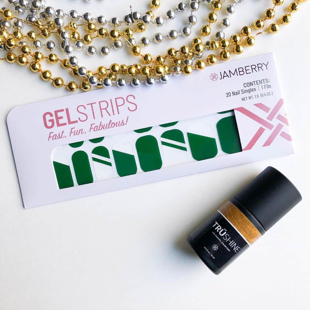Jamberryのインスタグラム：「// GEL STRIP & TRUSHINE // You don’t need a pot of gold at the end of the rainbow. All the gold you’ll ever need will be right at your fingertips in this sparkling TruShine gel enamel. Make it a mixed-mani and pair or layer with one of our newest green and clear Gel Strips and you’ll have a mani in St. Patty’s heaven 💚💚 Products sold separately || Featured: #goldminejn #justmyluckjn . . . #jamberry #jamberrynails #trushinejn #trushinegeljn #goldnails #stpatricksdaynails #gelstripsjn #jamberrygelstrips」