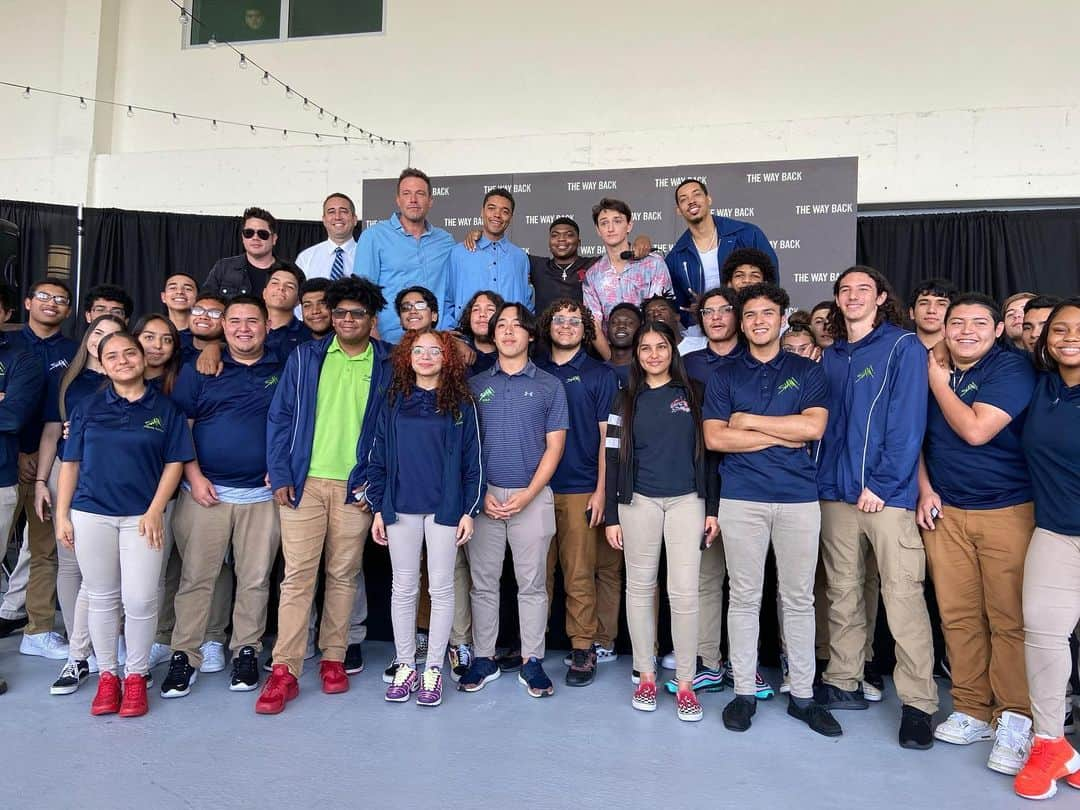 ベン・アフレックさんのインスタグラム写真 - (ベン・アフレックInstagram)「So inspiring to meet a few young heroes today. These kids are the founding class of @slammiamiofficial, paving the way to help educate future generations. They provide an innovative secondary educational program, helping college-bound students through emphasis on sports-related majors. It was our honor to support “#TheWayBack Crew” in their efforts. Amazing to meet you all, and thank you.」2月20日 3時19分 - benaffleck