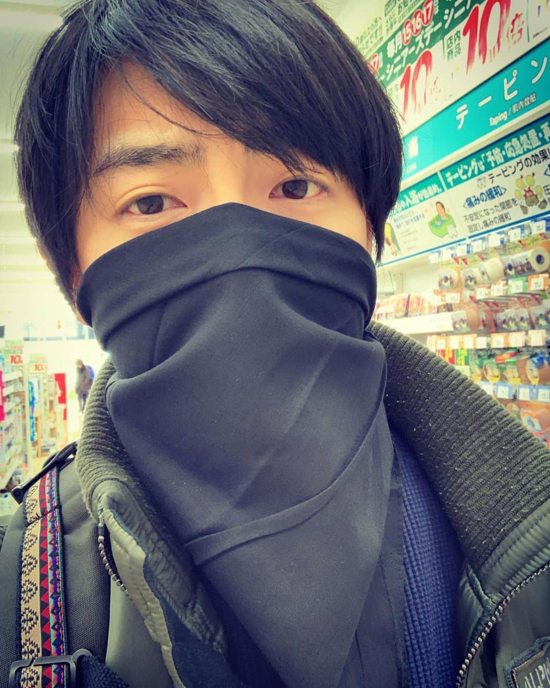 長田成哉のインスタグラム：「花粉に関しては 結構ガチで、何も無いよりはマシ。  #花粉　#電車　#人混みで装着　#首元割と暖かい　#気に入った #でもまぁ気休めだな」