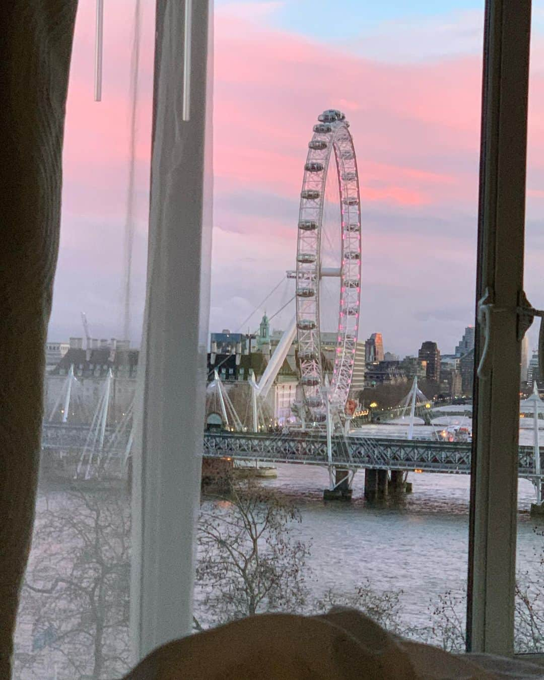 レオニー・ハンネさんのインスタグラム写真 - (レオニー・ハンネInstagram)「Bye my pretty Lnd - I’ll miss @thesavoylondon.💕 Anzeige/Tag #SavoyHotel #lfw #london」2月20日 3時36分 - leoniehanne