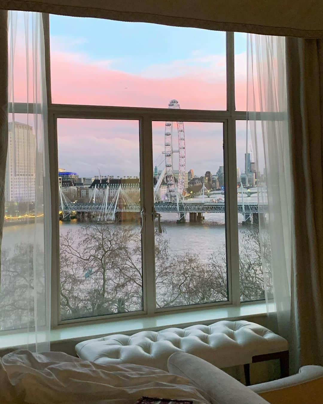 レオニー・ハンネさんのインスタグラム写真 - (レオニー・ハンネInstagram)「Bye my pretty Lnd - I’ll miss @thesavoylondon.💕 Anzeige/Tag #SavoyHotel #lfw #london」2月20日 3時36分 - leoniehanne