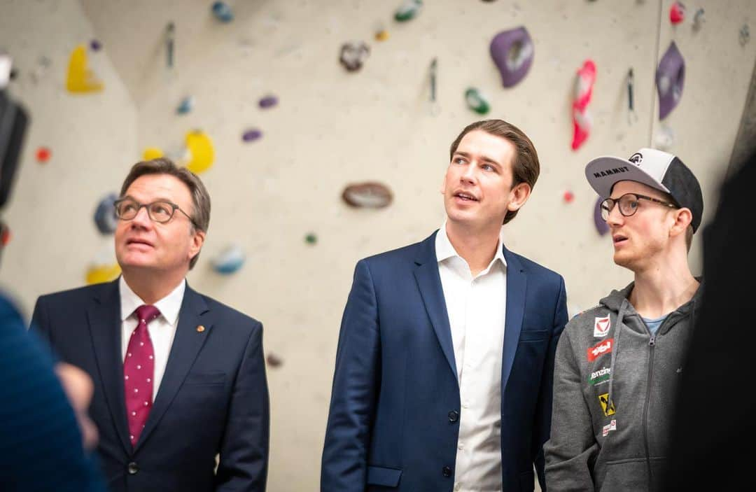 ヤコブ・シューベルトさんのインスタグラム写真 - (ヤコブ・シューベルトInstagram)「It was a pleasure to show Austrian chancellor Sebastian Kurz and his colleagues around our climbing gym in Innsbruck, as they were here to present new models of apprenticeship in the field of sports.  I offered to belay for a climb afterwards, but they said they would need to come back another time ;) • @mammut_swiss1862 @raiffeisen @innsbrucktourism @lasportivagram @heeressportzentrum @gloryfy」2月20日 3時29分 - jakob.schubert