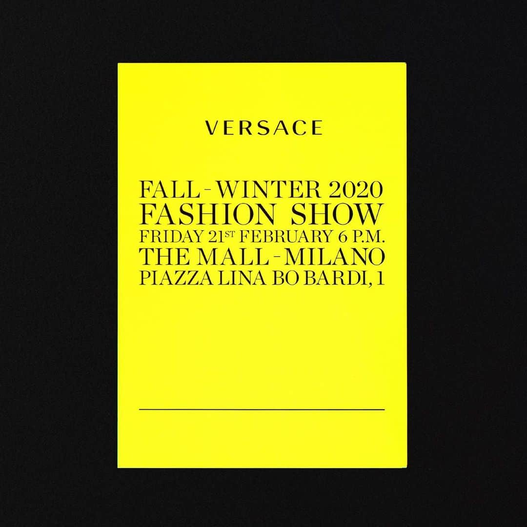 ジャンニヴェルサーチさんのインスタグラム写真 - (ジャンニヴェルサーチInstagram)「Join us on Friday, February 21st at 6PM CET for the Versace Fall-Winter 2020 fashion show. The House’s first co-ed runway will be streamed live from Milan on Instagram, Facebook, YouTube and Versace.com. #VersaceFW20 #MFW」2月20日 3時48分 - versace