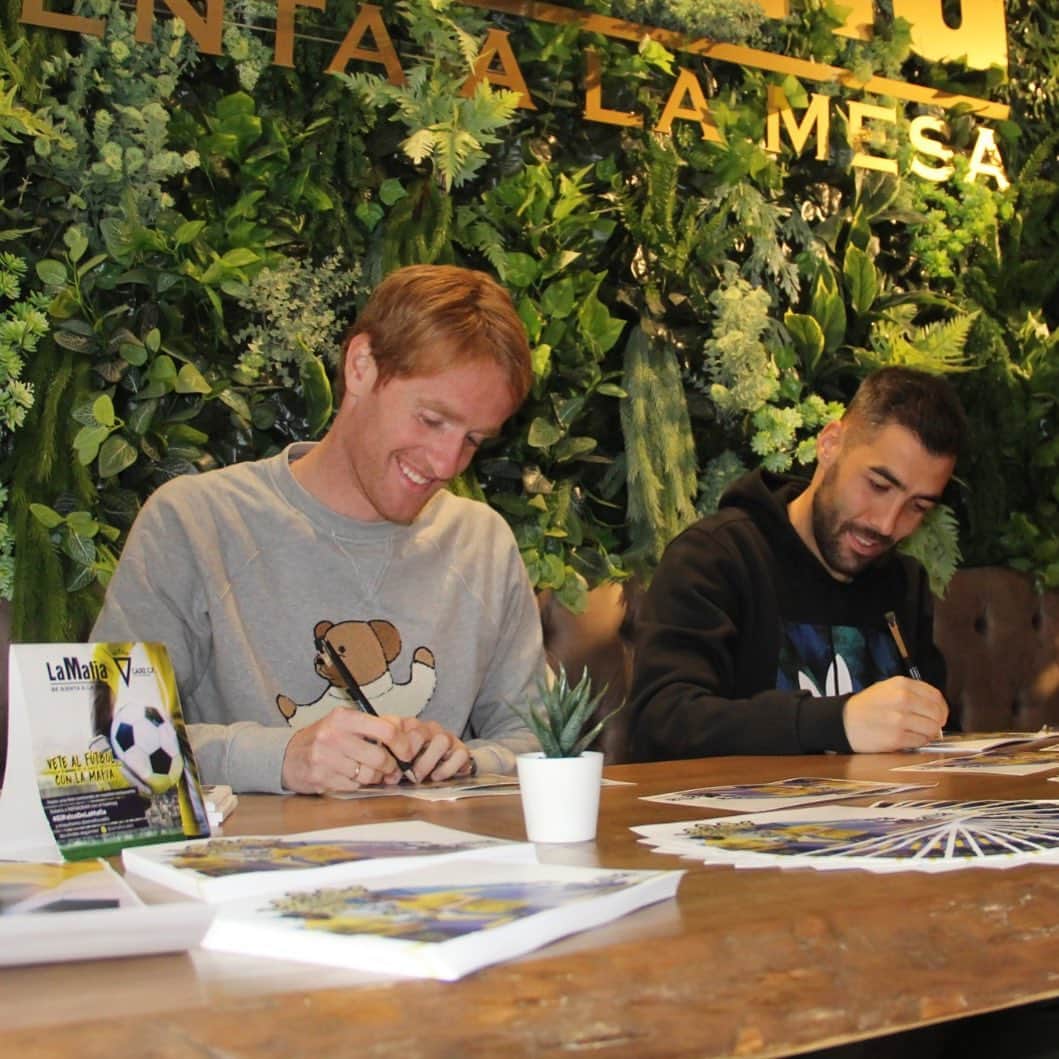 アレハンドロ・フェルナンデス・イグレシアスのインスタグラム：「Con el mago de la bahía🎩 esta tarde firmando en @lamafia.cadiz」