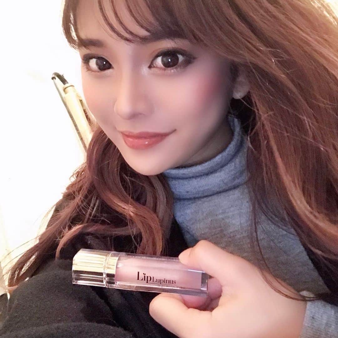 のインスタグラム：「ピリピリプルプルするリップグロス♡ . @liplupinus  さんのリップ使用♡ . . . #lip #lipgloss #リップルピナス #リップグロス #ヒト幹細胞コスメ #make #fascionstyle #fashion #girl #tiktok #自撮り　#加工　#詐欺　#japan #japanese #nippon #japanesegirl #beautycam #applewatch #pr #lips #ビジョビ @b_b_j.j」