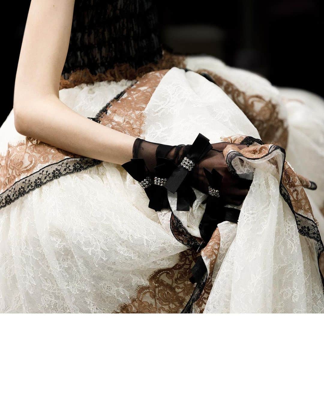 のインスタグラム：「Structured with tiers of ruffles a tulle and lace gown is worn with bow-trimmed gloves, photographed for the preparations for the women’s #GucciFW20 fashion show by @alessandro_michele at the #GucciHub. #AlessandroMichele #mfw #GucciTheRitual Watch the show through link in bio.」