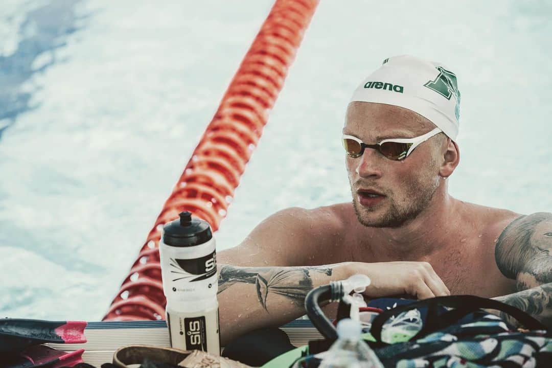 アダム・ピーティのインスタグラム：「First meet of the year tomorrow 🤫🚀」